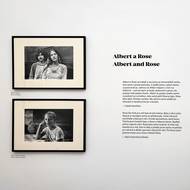 Fotograf John Wehrheim studoval angličtinu na Notre Dame University Chicagu a má ohromný vypravěčský talent. Neváhá ho využít v textech, kterými své fotografie doprovází. Pro představu přinášíme jednu ukázku. Podobných příběhu je na výstavě mnoho.