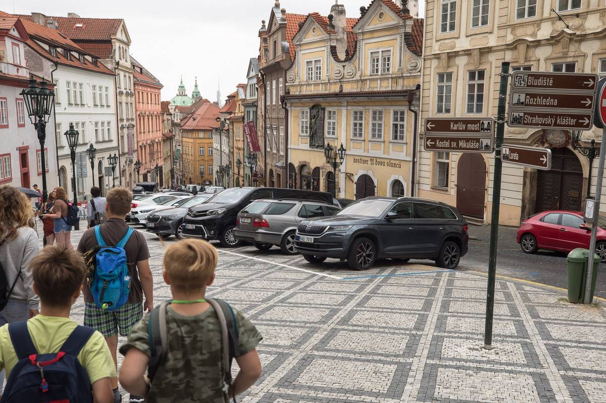 Městská část Praha 1 nedávno přimalovala nové parkování na opraveném chodníku pod Pražským hradem v Nerudově ulici.