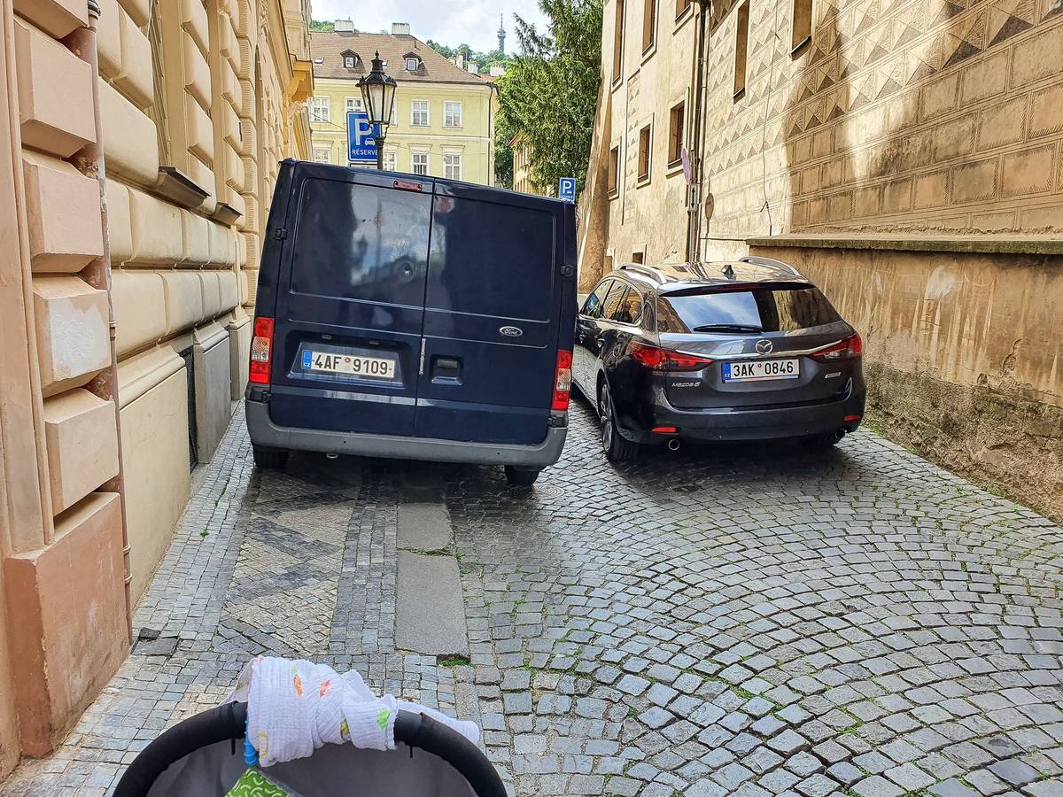 Auto se v centru Prahy vejde prakticky všude, když se chce.