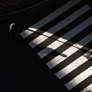 Do fotogalerie jsem se rozhodl zařadit i několik snímků z pražských ulic. Některé z nich vznikly během reportáží, jiné jen tak, při procházkách Prahou. Tato fotografie má název Poslední zbytky světla a zachycuje křižovatku pod pražskou Prašnou branou (září 2022).