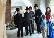 Na snímku z Krakonošova tajemství jsou Vladislav Georgiev jako jurista, Norbert Lichý coby starosta, Jiří Maryško v roli pošťáka, Jan Vondráček jako ředitel školy, Jakub Barták coby Honzík a Leona Skleničková v roli Lidušky.