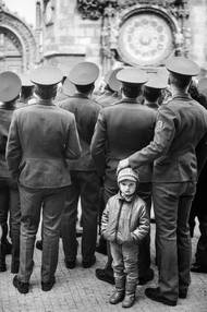 Tato fotografie sovětských vojáků před pražským orlojem samozřejmě není letošní, vyfotografoval jsem ji už v roce 1986. Jak se ale ukázalo, pro Putina to byla doba, kterou obdivuje, a snaží se navázat na tehdejší rozpínavost a touhu Sovětského svazu ovládat jiné národy. Snímek jsem mezi ty letošní zařadil mimo jiné i proto, že měl letos výstavní premiéru, a to na mé výstavě Města a útěky v opavské Galerii Eisler (v tamním Obecním domě), která potrvá do 8. ledna 2023.