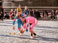 Lockdowny a uzavřené hranice byly rychle zapomenuty. První známkou toho, že se turistický ruch zase vrací, byly rozlučkové party zahraničních mladíků. Tady hrají na Staroměstském náměstí jakýsi pivní turnaj (duben 2022).