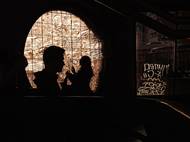 Za sklem. Stanice metra Vltavská, duben 2022.