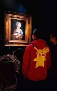 Ještě počátkem roku 2022 se nám mohlo zdát, že přicházejí dobré časy. Pandemie ustupovala a mohli jsme si říkat, že budeme řešit maximálně takové "zásadní" věci, jako je opakovaný a prudký vzestup popularity Pokemonů, kteří se začali objevovat úplně všude. Tento zářivě žlutý Pikaču se přetahoval o pozornost s obrazem Leonarda da Vinciho Dáma s hranostajem v Muzeu Czartoryských v polském Krakově.