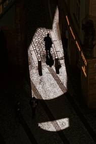 Magie pražského světla a stínu. Pohled z věže Staroměstské radnice do Melantrichovy ulice (březen 2022).