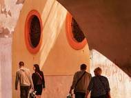 On a ona. Kdyby se ohlédli, možná uvidí sami sebe za čtyřicet let. Průjezd na Letenské ulici u kostela sv. Tomáše, duben 2022.