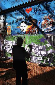 Jenže ta pohoda padla 24. února 2022, kdy Putinova vojska zahájila invazi na Ukrajinu a rozhořela se válka. Na snímku je Lennonova zeď na pražské Kampě v březnu 2022. Snímek je pořízen mobilním telefonem a vznikl i díky Janu Šibíkovi, který mě přesvědčil, že mobily už jsou dostatečně dobré na to, aby se s nimi dalo skutečně vážně fotit. Mimochodem, mobilem je vyfotografován i předchozí záběr (Pikaču před Dámou s hranostajem).