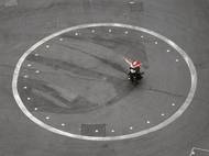 Radost. Účastnice pochodu Prague Pride tančí na kruhovém objezdu před Prašnou branou (srpen 2022).