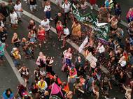 Pořádně to roztočili také účastníci pochodu Prague Pride, který se do ulic metropole vrátil po dvouleté pandemické přestávce. Snímek zachycuje průvod pod Prašnou branou (srpen 2022).