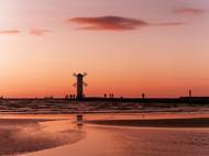 Maják ve Svinoústí za západu slunce. Krajinářskou fotografii mám rád a moře miluju.