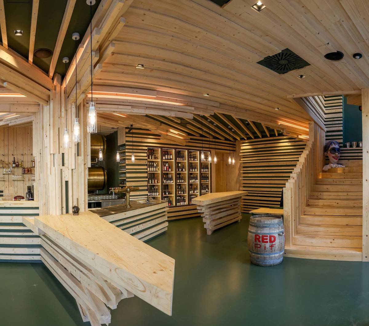Pražský podnik Red Pif změnil koncept a v červnu se přestěhoval na Anděl. Nabízí česko-francouzské speciality a ve vybraných časech i levnou plzeň.