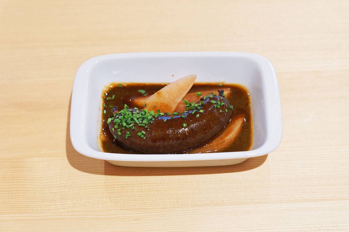 Jedna z výrazných pochoutek restaurace - kachní jelito pečené na hruškách (boudin noir de canard).