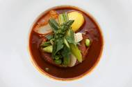 Cena poledního menu začíná na 159 korunách za vegetariánskou variantu, specialita dne pak vychází na 199 korun. Za hlavní jídlo mimo polední nabídku zákazníci zaplatí 255 korun a více.
