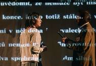 Na snímku ze zkoušky inscenace 1984 v pražském Švandově divadle je Anežka Šťastná v roli Julie a David Punčochář jako Winston Smith.