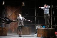 Anežka Šťastná v roli Julie a David Punčochář jako Winston Smith.