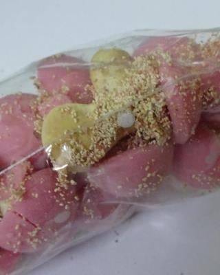 HŘÍBEK S JAHODOVOU PŘÍCHUTÍ. Uvnitř výrobku se vyskytovali živí i mrtví škůdci v různých vývojových stádiích a stopy po jejich činnosti (pavučinky). Výskyt škůdců byl zjištěn i na prodejním regálu, ze kterého byla potravina nabízena k prodeji. Viet Thinh Ngo
Josefův Důl, říjen 2022.