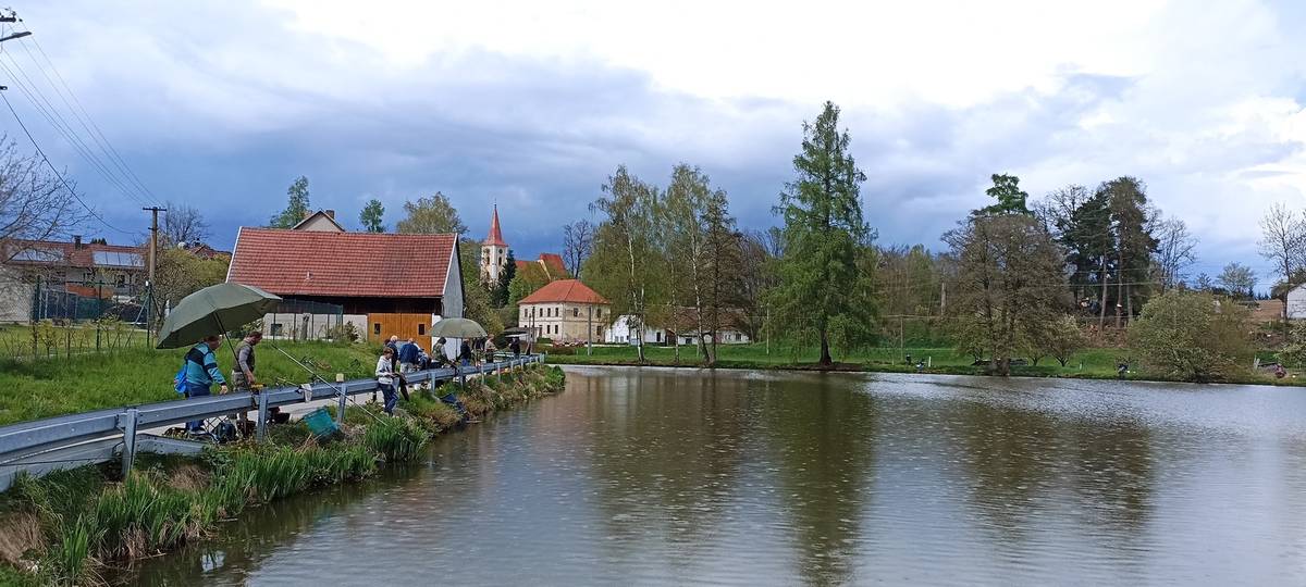V sobotu 6. 5. 2022 se uskutečnily rybářské závody na Návesním rybníku. Závodu se zúčtastnilo 20 rybářů z toho 3 děti a 3 ženy. Největší úlovek 17 kg ryb zaznamenal Karel Kopáček z Nové Včelnice. Mezi ženami zvítězila Tereza Martínková, která vylovila 9,55 kg ryb.