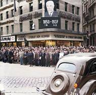 Praha ve dnech smutku po smrti prvního československého prezidenta Tomáše Garrigue Masaryka v září 1937.