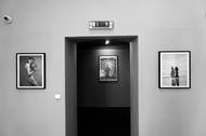 Pohled do výstavních prostor pražské Leica Gallery, kde nyní vystavuje uznávaný módní fotograf Lukáš Dvořák.