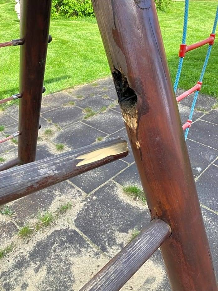 Žebřík na dětském hřišti byl opraven.