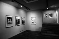 Pohled do výstavních prostor pražské Leica Gallery, kde nyní vystavuje uznávaný módní fotograf Lukáš Dvořák.