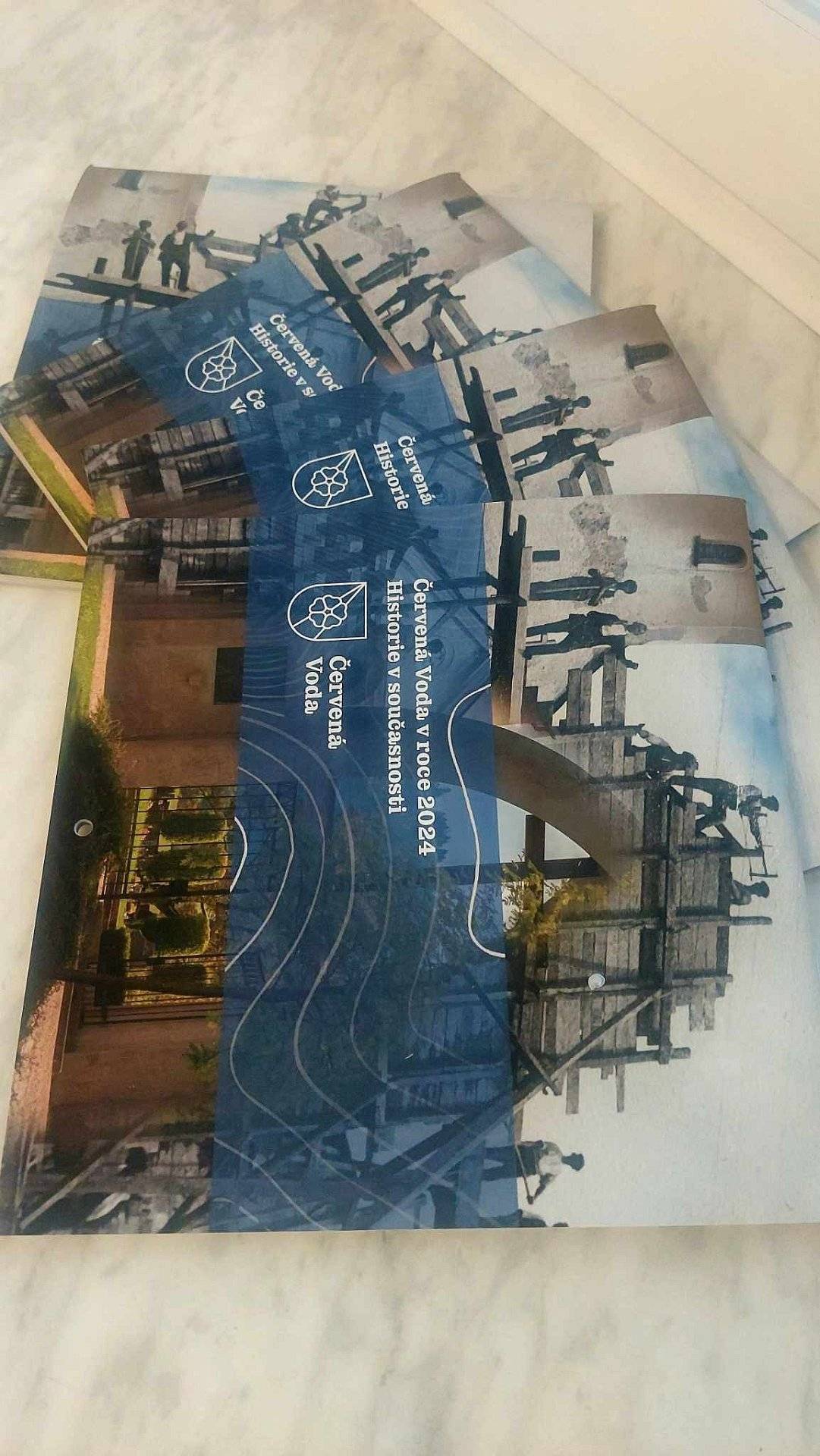 Vážení občané, ode dnešního dne se vám ve vašich poštovních schránkách budou postupně objevovat kalendáře na rok 2024.
Naleznete v něm termíny akcí pořádaných v Červené Vodě, důležité kontakty, zajímavé fotografie a mnoho dalšího.
Věříme, že kalendář ve vaší domácnosti splní účel a že si do něj zaznamenáte řadu dalších významných událostí, které vás v novém roce čekají.