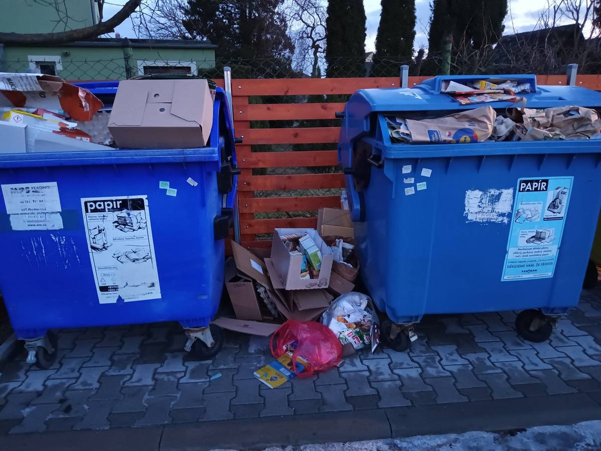Vážení občané, žádáme vás, abyste papírové kartony a další odpad, který patří do těchto kontejnerů, co nejvíce sešlapali. Tato fotografie je bohužel pořízena na jednom z obecních kontejnerových stání :-( Dále opět připomínáme, že sběr papíru je také před starou hospodou Pod Lipami, kam ho můžete kdykoliv sešlapaný, svázaný nebo v krabicích přinést. Děkujeme za pochopení.