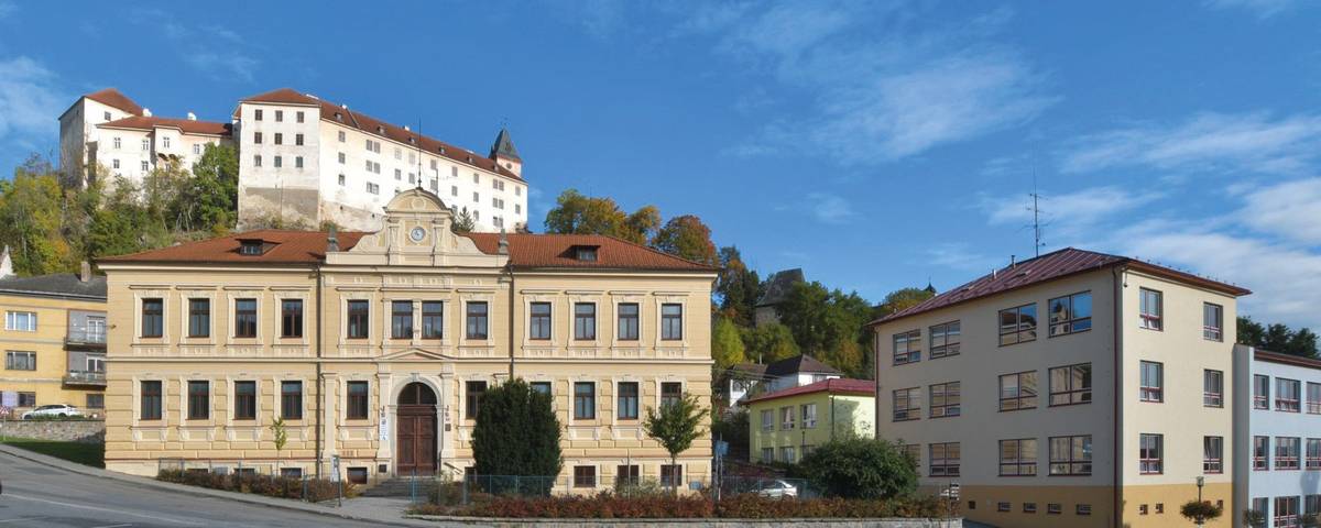 Všeobecné a sportovní gymnázium Vimperk vás srdečně zve na přednášku „Když století Vimperkem proletí".

Vydejte se s námi po stopách dávné i méně dávné minulosti města, které se díky své poloze kdysi hrdě nazývalo „český Davos“. Město, které pulzovalo čilým životem a patřilo mezi významná průmyslová centra regionu. Město, kterým procházely dějiny.
Neztrácejte čas a přijďte dne 14. 3. 2024 v 16:30 na Všeobecné a sportovní gymnázium Vimperk, místnost č. 9 v budově A.
Na akci je třeba se zaregistrovat na e-mailu: info@gvimperk.cz.
Více zde: https://gvimperk.cz/.../154-kdyz-stoleti-vimperkem-proleti