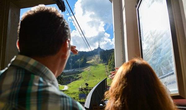 Děkujeme všem, kteří se v úterý 13. února v kině Varšava zúčastnili představení studie proveditelnosti k budoucí podobě nové lanovky na Ještěd. 🤝🚠❤️
🚠 Město Liberec nyní bude posuzovat 6️⃣ variant obnovy lanové dráhy na Ještěd ‼️ Ta je mimo provoz po tragické nehody z října 2021.
Studie proveditelnosti od libereckého ateliéru SIAL, k níž se vyjadřujete také VY, občané města, se stane jedním z klíčových dokumentů, na základě kterého se vedení města a zastupitelstvo rozhodne, jak bude vypadat budoucí podoba nové lanové dráhy na Ještěd. Ještě předtím ale musí dojít k prodeji lanovky, kterou dosud vlastní České dráhy.
Na úterním setkání s veřejností ji představili zástupci města, primátor Jaroslav Zámečník, náměstek Jiří Janďourek a samozřejmě SIAL architekti a inženýři. Zvláštním hostem byla Anna Marešová, designérka lanovky na Petřín.
🙌 TĚŠÍME SE NA VAŠE PODNĚTY A PŘIPOMÍNKY, které nám můžete zasílat přes formulář na webu města: https://www.liberec.cz/lanovka/
ℹ️ Najdete tam ke stažení i prezentaci ze včerejšího představení veřejnosti. A také videozáznam z kina Varšavy.
Další informace budeme postupně doplňovat.
Děkujeme, že se zajímate o vaše město! Váše Liberec.