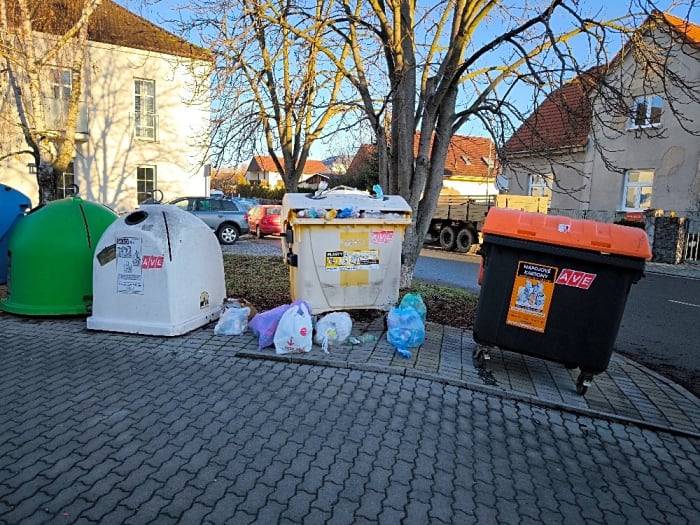 Na počet obyvatel v dané lokalitě jsou kontejnery (svým obsahem) dostatečné. K odvoz tříděného odpadu dochází 3x týdně, což, pokud by toto místo "nevyužívali" občané zde nebydlící je dostačující. Odložením odpadu vedle kontejneru se takový člověk dopouští přestupku.