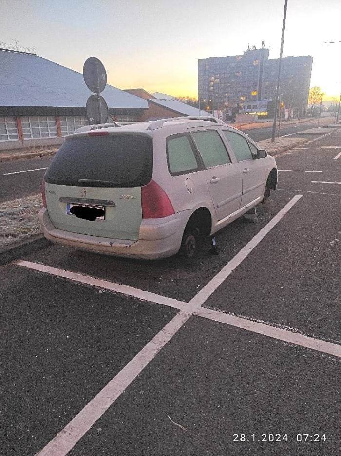Vážený pane, s vlastníkem označeného vraku bude vedeno správní řízení o odstranění vraku. Za podnět děkujeme, s pozdravem Ing. Martina Pokorná, vedoucí oddělení registru řidičů a vozidel