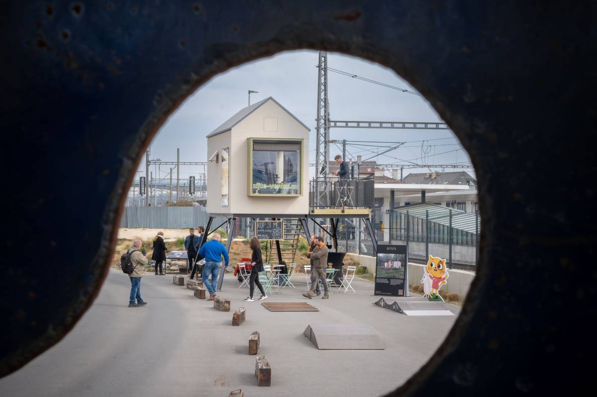 Z poměrně malého posedu, který před pár lety nabízel jen spaní pro dva, je už plnohodnotné ubytování s terasou, obývákem, koupelnou a toaletou. Nová verze krabičky na kuřích nohách z dílny značky Bayaya cílí na rodiny s dětmi a především na investory, kteří podnikají v odvětví zážitkového ubytování.