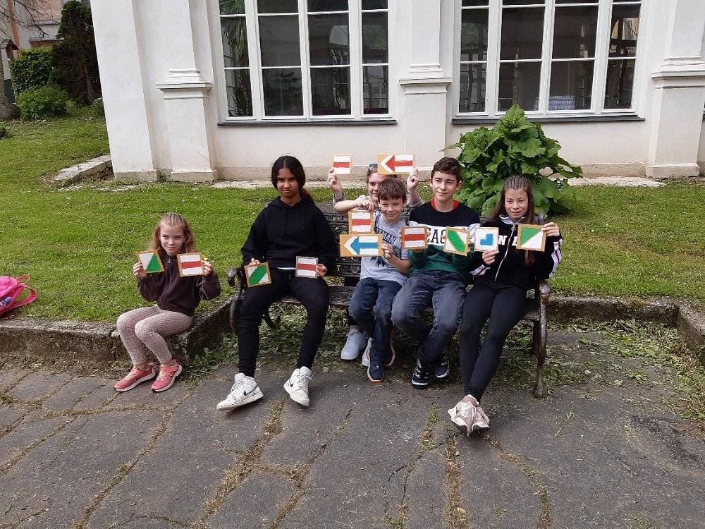 V sobotu 25.5.2024 uspořádal Klub českých turistů Mar. Lázně 47. ročník turistického pochodu Krajem léčivých vod. Pořadatelé připravili několik pěších tras různé délky a náročnosti a jednu cyklotrasu. Cílem letošního ročníku se stala kavárna Lesní mlýn. Ve spolupráci s Lázeňským klubem Lesní mlýn s.r.o. pod vedením manželů Kučeravých mohli pořadatelé využít prostoru bývalé zotavovny Donbas, která nyní prochází citlivou rekonstrukcí a připravit pro účastníky, kteří přišli do cíle – diplom, zdravou tyčinku, turistická razítka, možnost občerstvení v kavárně Lesního mlýna a hlavně vyzkoušet si namalovat turistickou značku se členem krajské komise značení panem Lodrem. Nejvíce se tato činnost zalíbila dětem z Dětského domova Paprsek, a tak se možná v budoucnosti stanou novými značkaři.  
Mnozí turisté byli překvapeni množstvím práce, kterou na záchranu objektu Lesního mlýna vynaložili noví majitelé. Pan Kučeravý se také turistům věnoval jako průvodce a podával informace o bohaté minulosti Lesního mlýna i budoucích stavebních záměrech.
KČT, odbor Mar. Lázně děkuje pořadatelům, manželům Kučeravým a městu Mar. Lázně za pomoc a podporu při zajištění turistické akce KLV.
Za KČT Mar. Lázně Kafková