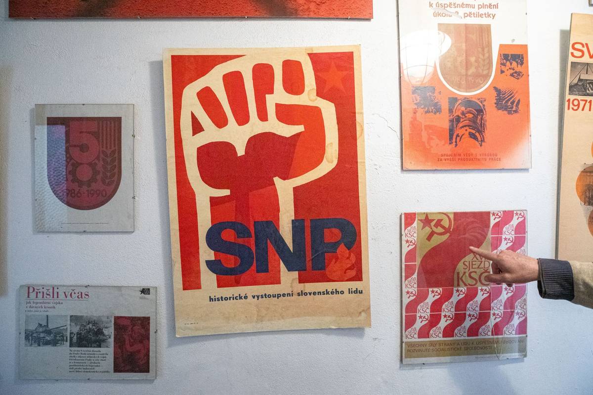 Na stěně nechal původní komunistické plakáty.
