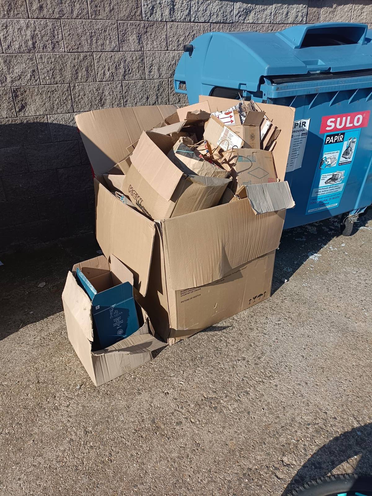 Dobrý den milí spoluobčané,
chtěl bych  Vás  požádat o dodržování základních pravidel pro ukládání nejen papírového odpadu do kontejnerů umístěných v areálu Obecního úřadu v Čistěvsi. Kontejnery jsou vyváženy jednou týdně za nemalé fin. náklady, avšak pokud vyvezete doma nashromážděný odpad najednou, tak se nemůžeme divit, že kontejnery nestačí a pokud to vyřešíte jako někdo z nás, tak veřte tomu, že připravíte práci pro našeho obecního zaměstnace , který musí takto neohleduplně uložený odpad zpracovat, na místo toho, aby se věnoval například údržbě zeleně. Děkuji za pochopení a doufám, že ten, kdo si poznal svůj odpad, již tak ukládat nebude. Všem ostatním děkuji za třídění odpadů a udržování pořádku na našem "sběrném místě", moc si toho vážíme.
                               Krásné letní dny    K. Tuček