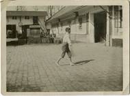 Dvůr lemují hospodářské budovy. Takhle to na něm vypadalo za první republiky. Napravo bývaly konírny a vzadu seník.