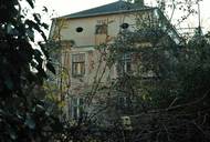 Samotný mlýn, o kterém jeho majitel říká, že vypadá jako robot, je v prvorepublikovém stylu, má dvě patra, půdu...