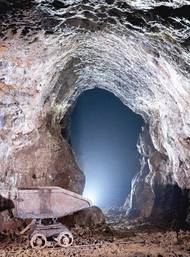 Těžba fosfátových hlín je jednou částí historie jeskyně. Zapsalo se do ní i paleolitické osídlení, nacistická podzemní továrna i činnost tajného velení armády za studené války.