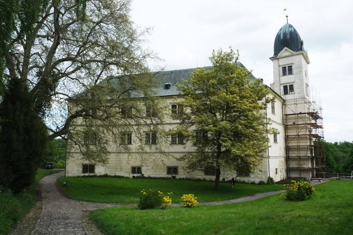 Hrubý Rohozec se nachází jen pár kilometrů od Turnova. Sousedí s pivovarem, a i když to na první pohled tak nevypadá, má zhruba 40 místností s původním vybavením, kapli a anglický park.