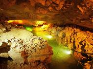 Spodní části jeskyně vynikají vzácnou výzdobou připomínající svými tvary květák nebo mýdlovou pěnu. V hloubce 37 metrů je Jezerní dóm.