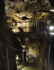 Zbrašovské aragonitové jeskyně v lázních Teplice nad Bečvou na Přerovsku vznikly působením atmosférických vod a teplých minerálních vod vystupujících z velkých hloubek ve vápencích.