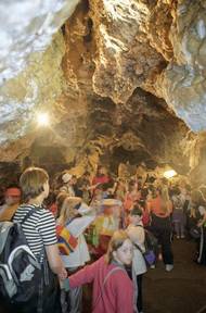 Školáci v takzvané Koblihové síni, jedné z největších prostor ve Zbrašovských aragonitových jeskyních. Správa jeskyní musela v minulosti uzavřít část obchůzkové trasy, protože níže položené sály a spojovací chodby zamořil dusivý oxid uhličitý. Lidé už dnes ale nemusí mít z prohlídky podle odborníků žádné obavy, koncentrace plynu je na celé trase každý den kontrolována.