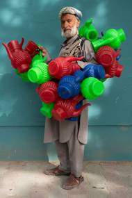 Phillip Walter Wellman (USA) - portréty lidí v ulicích afghánského Kábulu, poté, co zemi opustily spojenecké vojenské síly. Finalista soutěže Sony World Photography Awards v kategorii Portrét. (Ukázka ze série snímků)