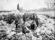 Pohled na opravu jímky plavební komory u ostrova Štvanice poškozené nánosy ledu ve vltavském korytu. V pozadí Negrelliho viadukt. Rok 1909.
