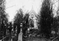 Pohled na náhrobky na bývalém vojenském hřbitově v Karlíně - v pozadí kaple. Nedatováno.