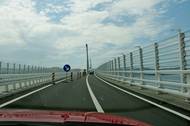 Most má v každém směru jeden jízdní pruh a jeden nouzový, celkem most měří na šířku 22,5 metru.