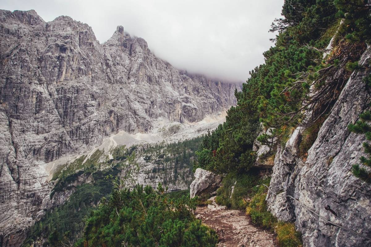 Popularitu si díky sociálním sítím v poslední době získalo také nedaleké Lago di Sorapis, ke kterému rovněž vede nenáročná turistická trasa doplněná o železná lana a žebříky.