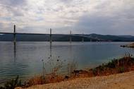 Proto po rozpadu Jugoslávie zhruba desetikilometrový úsek připadl Bosně a Hercegovině, ta má zde přístav Neum.