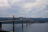 Pylony měří 98 metrů. Bosna a Hercegovina stavbu mostu kritizuje, obávala se také, že pod mostem neproplují velké lodě.